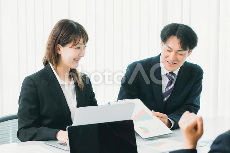 会議室にいるスーツ姿の男女（書類） ビジネス,会議,ミーティングの写真素材