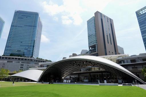 大阪駅のグラングリーン大阪とビル群 大阪駅のグラングリーン大阪とビル群の写真