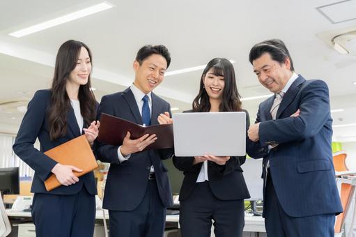 オフィスで仕事をする男女のビジネスマン オフィスで仕事をする男女のビジネスマン ビジネス,会議,ビジネスマンの写真素材