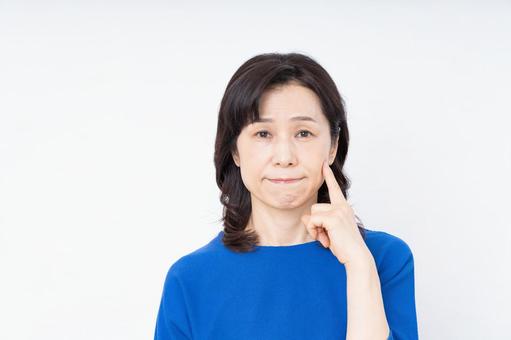 悩むミドルの女性 悩むミドルの女性 悩む,悩み,問題の写真素材