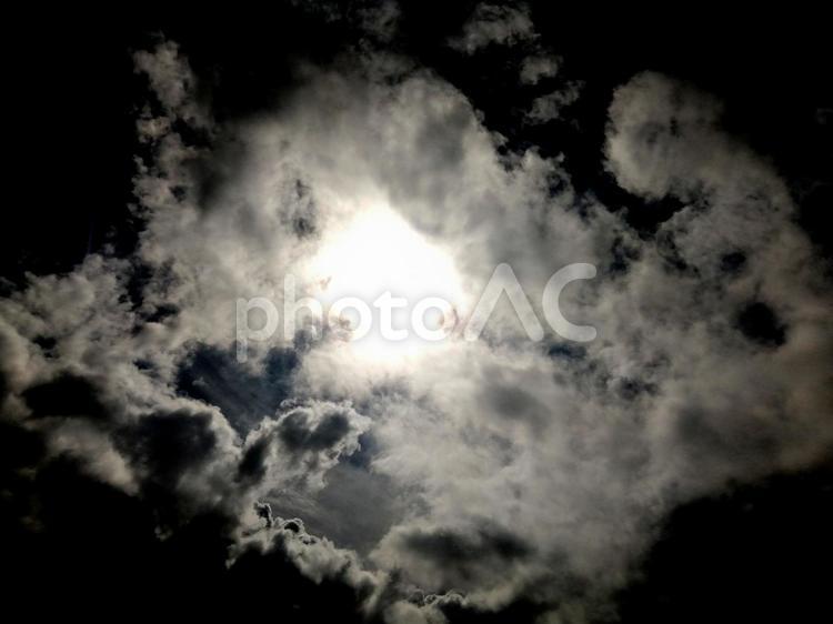 印象的な空　太陽光と雲とダークな空 印象的,ドラマチック,太陽の写真素材