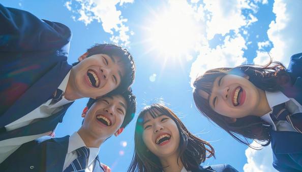 笑顔で元気いっぱいの高校生の写真