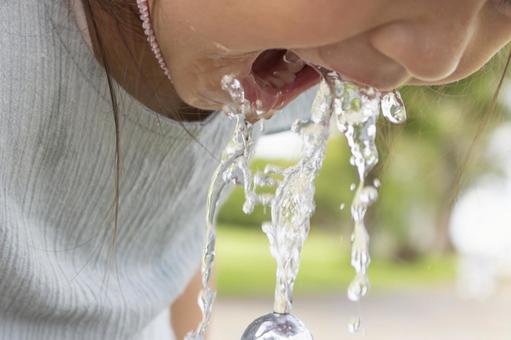 立形水飲水栓で水を飲む女の子の口元（5歳 女の子,子供,飲むの写真素材