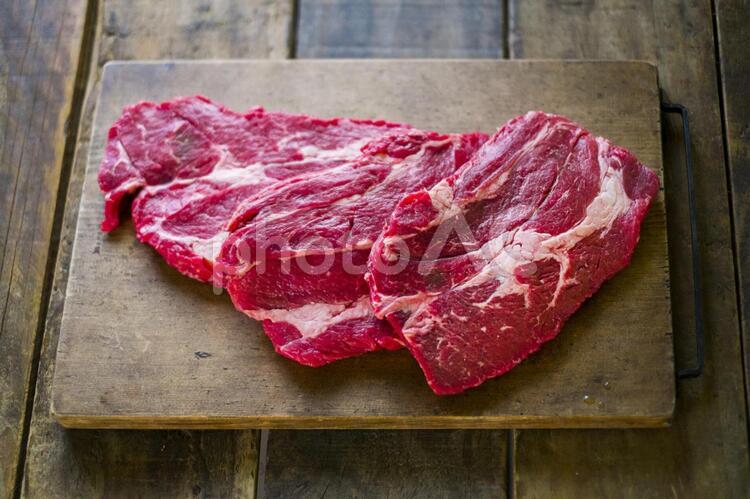 ステーキ用の肉_三枚 牛肉,ステーキ用,ステーキの写真素材