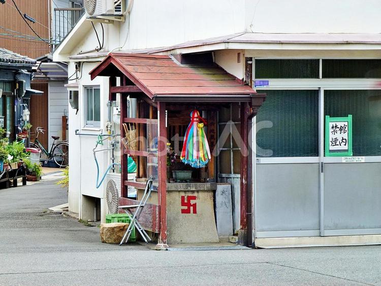 昭和の雰囲気を残す町角 町角,隘路,町並みの写真素材