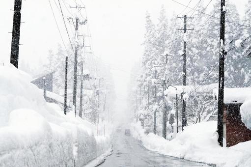 大雪の県道 雪上走行,料金所,タイヤ規制の写真素材