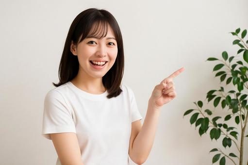 振り返り指差す女性 振り返り指差す女性の写真