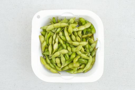 上からのざるの上の枝豆 上からのざるの上の枝豆 夏野菜,枝豆,豆の写真素材