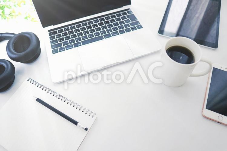 パソコン、作業中、デスクイメージ パソコン,スマホ,タブレットの写真素材