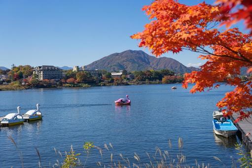 秋の河口湖 紅葉とボート 秋の河口湖 紅葉とボートの写真