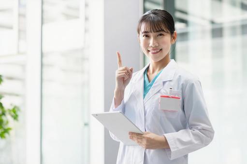 病院で働く若い女性医師 病院で働く若い女性医師 医師,女性,タブレットの写真素材