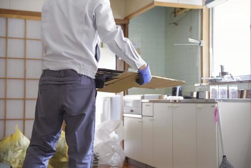 実家の片付けと不用品の分別作業 実家の片付けと不用品の分別作業 ゴミ屋敷,清掃代行,顔なしの写真素材