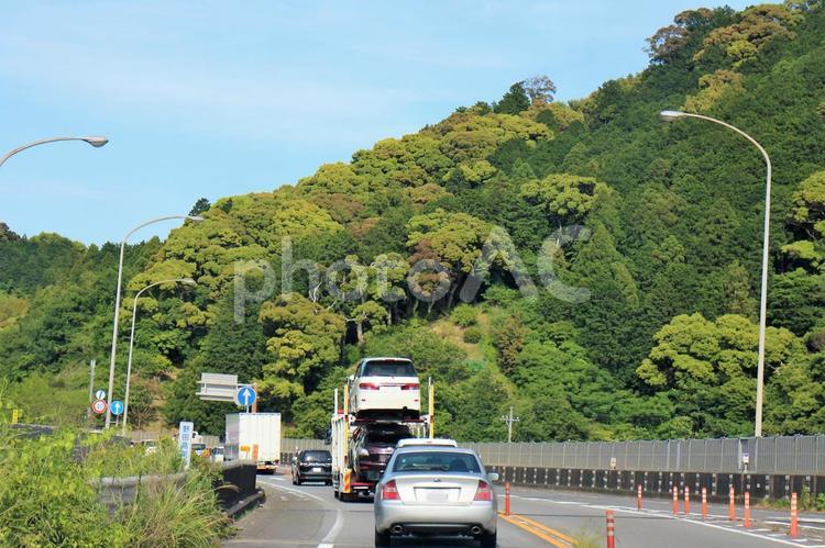 新緑の山　もこもこの木　道路 新緑,道路,渋滞の写真素材