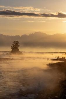 雨晴海岸の気嵐とカメラマン達_縦 雨晴海岸,海,冬の写真素材