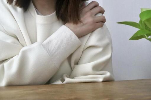 肩に手を置く女性 肩こり,女性,マッサージの写真素材