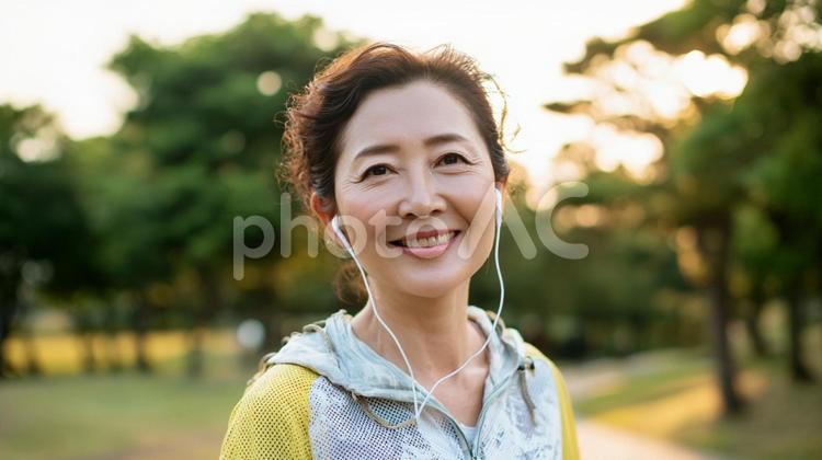 ジョギングをする中年女性2 走る,ジョギング,マラソンの写真素材