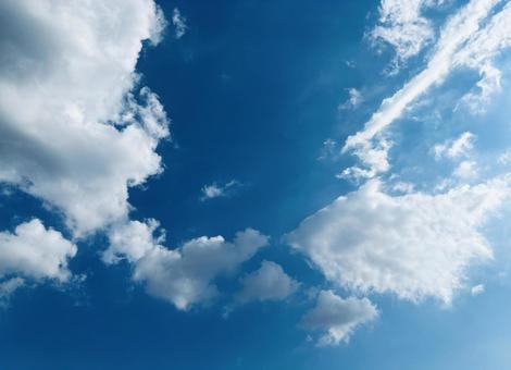 青空と白い雲　コピースペースの写真