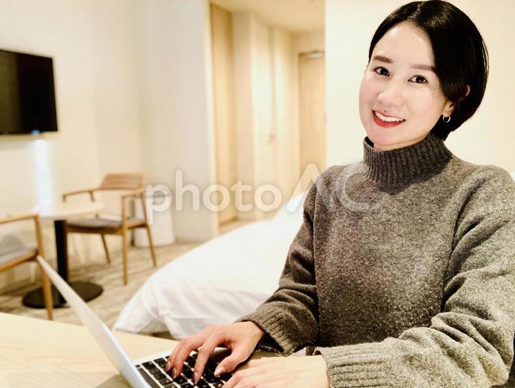 ノートパソコンで在宅勤務をする日本人女性 女性,ノートパソコン,在宅ワークの写真素材