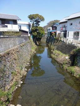 A stream quietly flowing through a residential area, JPG A stream quietly flowing through a residential area, JPG