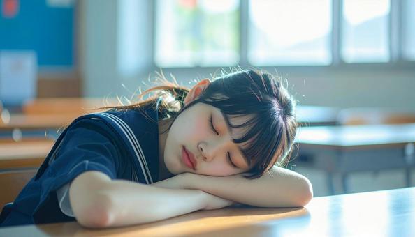 教室で寝る女子高生 教室で寝る女子高生の写真