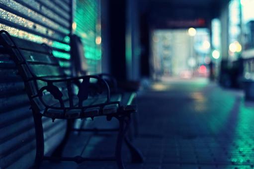 夜の ベンチ,商店街,夜景の写真素材