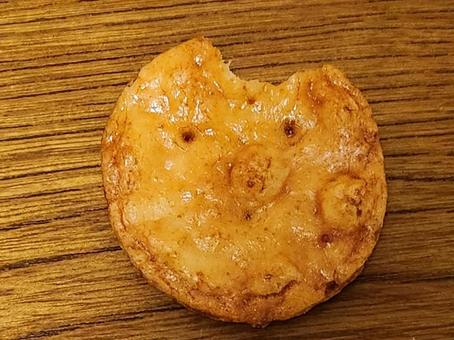 顔に見えるせんべい 煎餅,せんべい,うるち米の写真素材