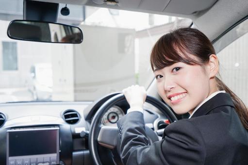 車で外回り営業をする女性 車で外回り営業をする女性 運転,営業マン,車の写真素材