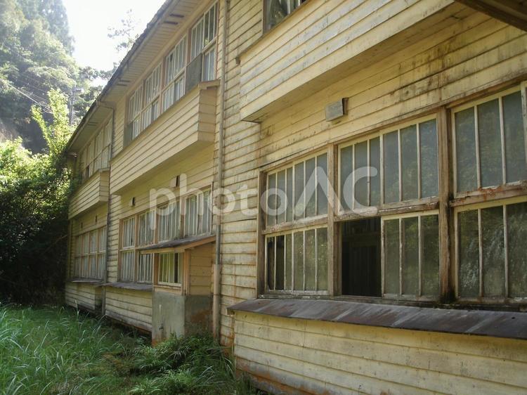朽ちていく木造校舎「長尾小学校」 長尾,小学校,木造の写真素材