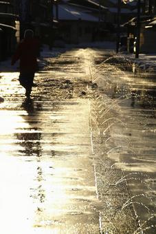 黄金色の融雪水 黄金色の融雪水の写真