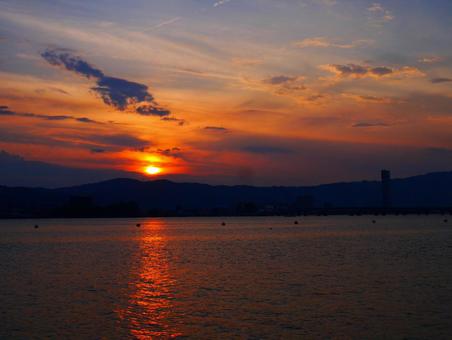 琵琶湖と夕日 空,夕方,夕日の写真素材