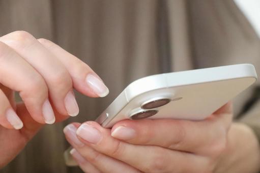スマホを持つ女性 スマホを持つ女性 スマホ,女性,ビジネスの写真素材