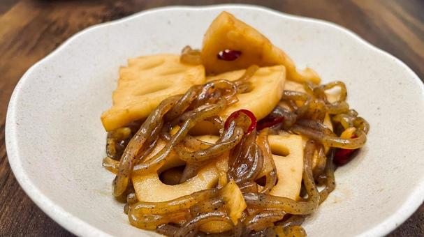 れんこんと糸こんにゃくのきんぴら れんこん,糸こんにゃく,きんぴらの写真素材