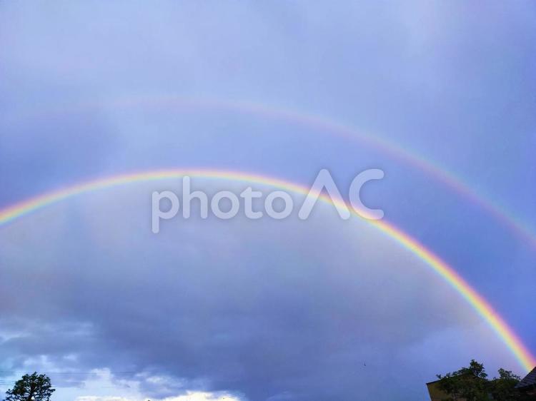 雨上がりの空に架かる虹の橋 虹,空,雨あがりの写真素材