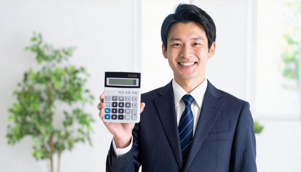 訪問営業をして電卓を示す若い男性 訪問営業をして電卓を示す若い男性の写真