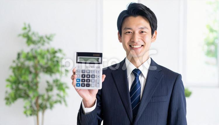 訪問営業をして電卓を示す若い男性 セールスマン,カウンセリング,ビジネスマンの写真素材