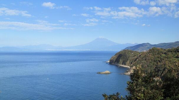 恋人岬から眺める晩秋の富士山と駿河湾 恋人岬,展望デッキ,富士山の写真素材