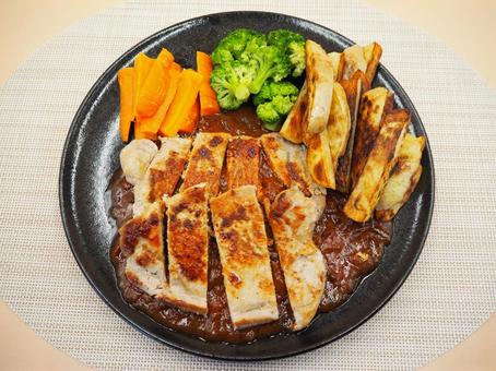 自家製・ポークステーキのカレーソース添えの写真