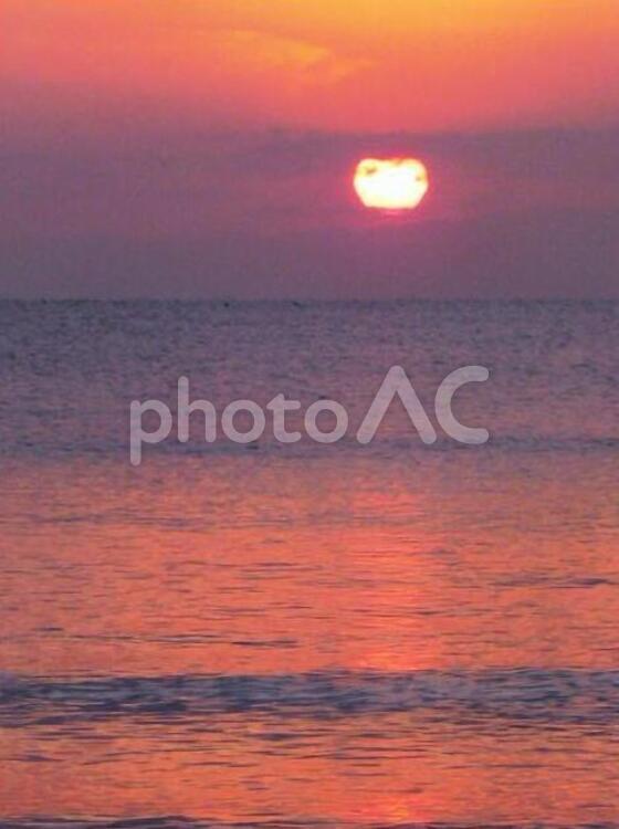 夕暮れの鎌倉材木座海岸 夕日,材木座海岸,海の写真素材