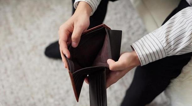  財布を確認するお金がない貧乏学生 学生,貧乏,お金の写真素材