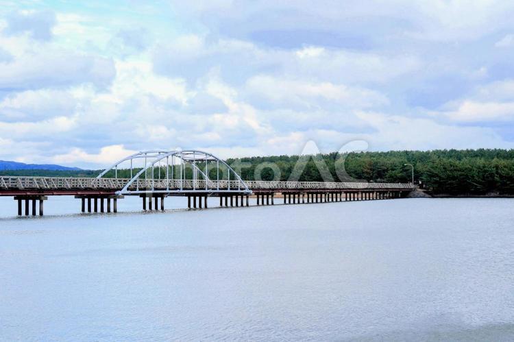 青森県五所川原市・十三湖の中島遊歩道橋 十三湖,十三潟,津軽の写真素材