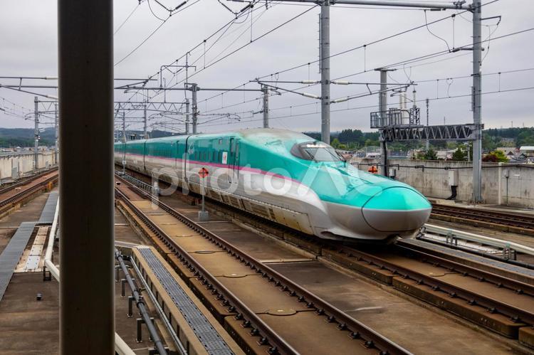 新青森駅に入線する東北新幹線先頭車両 鉄道,線路,ポイントの写真素材