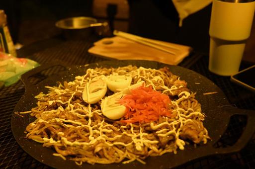 キャンプ飯、焼きそば キャンプ飯、焼きそばの写真