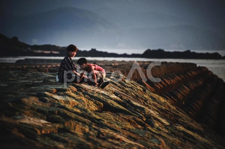 ※＜素材＞夕方の防波堤で海を眺める親子 家族,親子,女性の写真素材