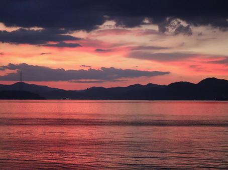 The sea turns red at dusk, JPG The sea turns red at dusk, JPG
