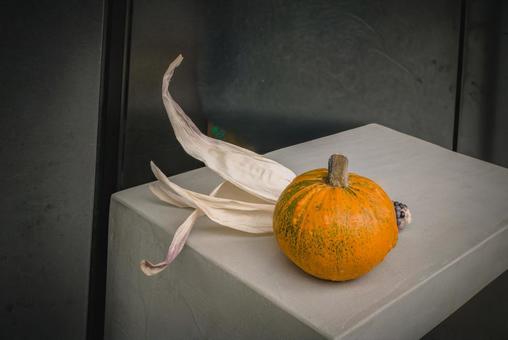 ハロウィンのかぼちゃ かぼちゃ,ハロウィン,とうもろこしの葉の写真素材