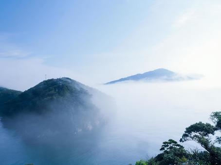 海霧が立ち込める幻想的な海の風景 海霧が立ち込める幻想的な海の風景の写真