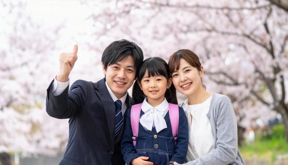 記念撮影をする家族 記念撮影をする家族の写真