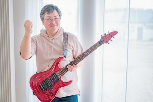 ギターを持つ男性 ギターを持つ男性 男性,笑顔,中年の写真素材