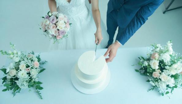 ケーキ入刀する新郎新婦 ケーキ入刀する新郎新婦の写真