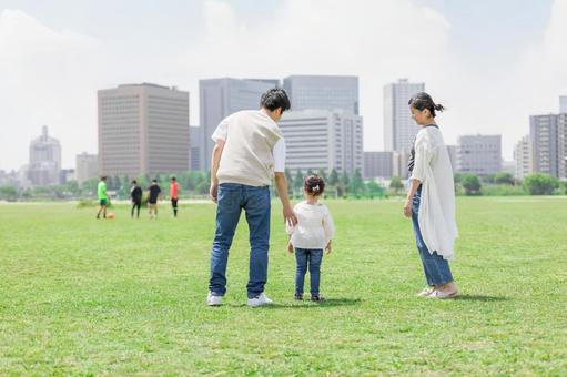 公園で遊ぶ親子 公園で遊ぶ親子 人物,家族,女性の写真素材